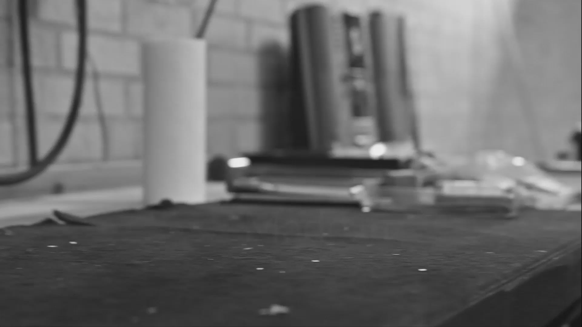 Medarbejder Danny viser sit arbejde hos Le Klint med at præge lampeskærme til foldestuen